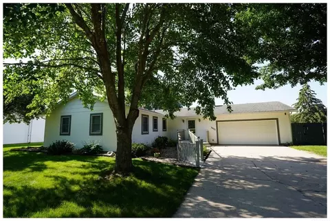 3022 Yorkshire Blvd, Charles City, IA 50616