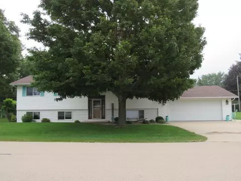 21158 Ridgeview Dr, Monticello, IA 52310