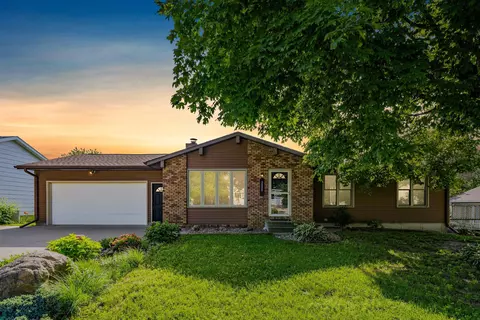 3859 Holly Ln, Waterloo, IA 50702