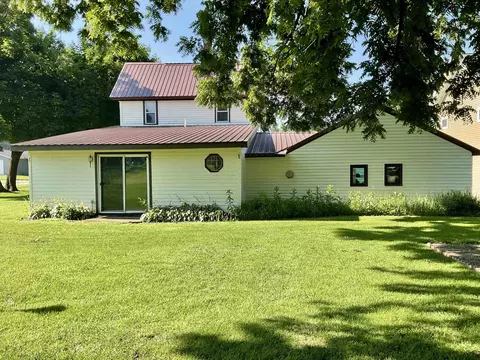 102 E 8th St, Sumner, IA 50674 photo 2