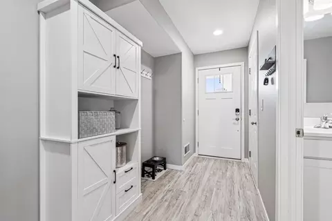 Entry Way - 822 Grindstone Cir, Waterloo, IA 50702 photo 1 of 2