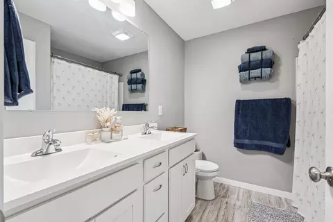 Bath - 822 Grindstone Cir, Waterloo, IA 50702 photo 1 of 2