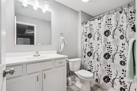 Bath - 822 Grindstone Cir, Waterloo, IA 50702 photo 2 of 2