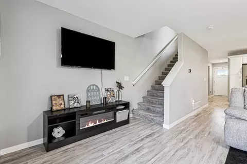 Entry Way - 822 Grindstone Cir, Waterloo, IA 50702 photo 2 of 2