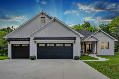 1672 212th St, Waverly, IA 50677