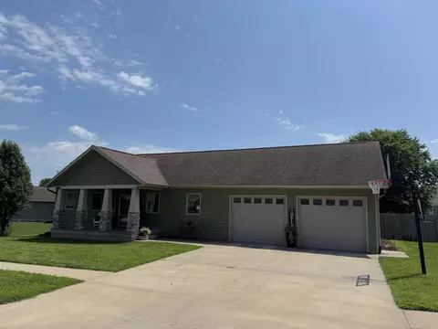 808 3rd Ave, Parkersburg, IA 50665