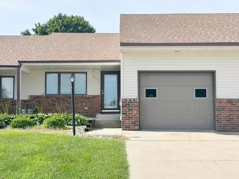 211 Royal Oaks Dr, Cresco, IA 52136