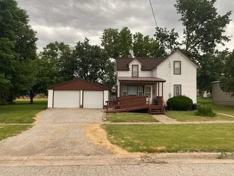 907 Iowa St, Dysart, IA 52224