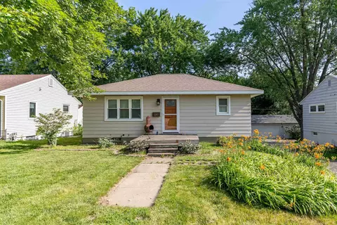 1207 W 9th St, Cedar Falls, IA 50613