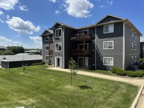 4705 Chadwick Rd, Cedar Falls, IA 50613