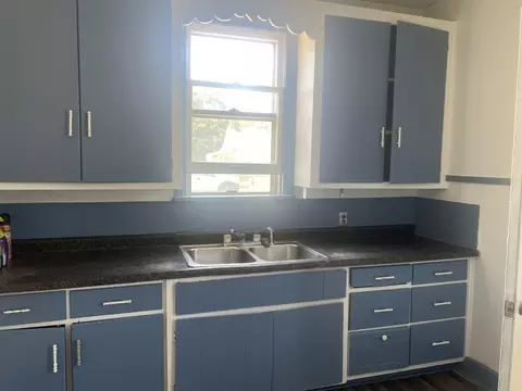 217 E 1st St, Waterloo, IA 50703 photo 2