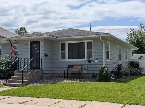 219 E 3rd Ave, Cresco, IA 52136