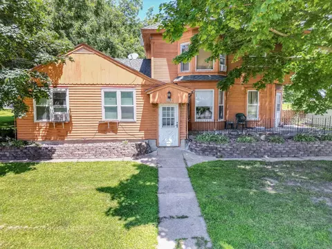 102 NW 9th Ave, Waverly, IA 50677
