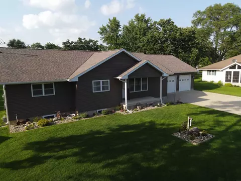 411 Seeley St, Manchester, IA 52057