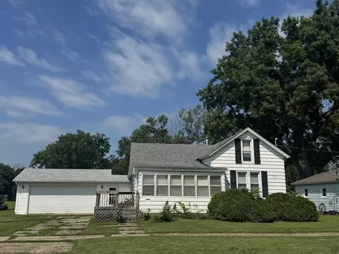 1203 E St, Charles City, IA 50616