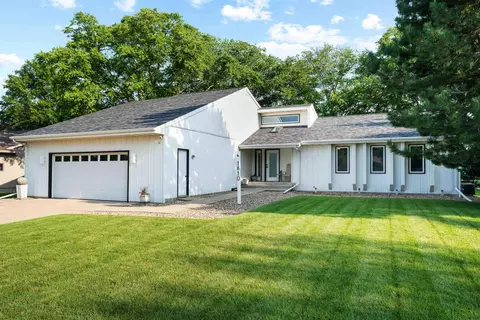 1810 Donald Dr, Cedar Falls, IA 50613