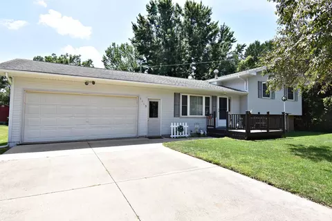 1113 4th St N E, Independence, IA 50644