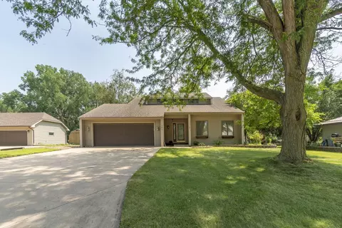 721 SE 8th St, Independence, IA 50644