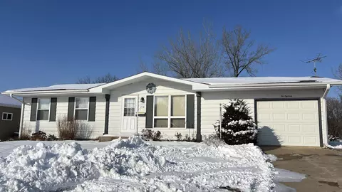 218 E Harrison St, New Hampton, IA 50659