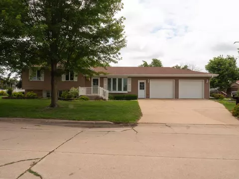1104 21st Ave, Charles City, IA 50616