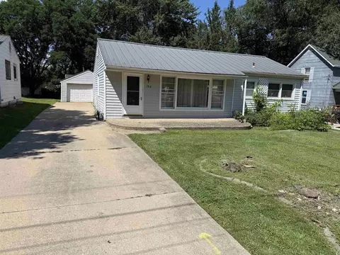 1918 Castle St, Waterloo, IA 50701