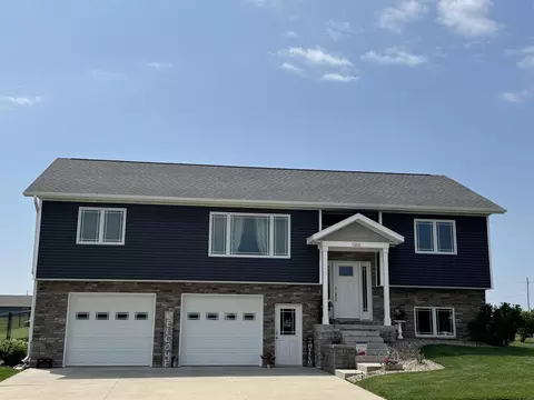 1316 Circle Dr, Parkersburg, IA 50665