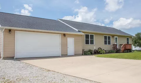 544 W Washington St, Winthrop, IA 50682