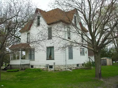 1207 Gilbert St, Charles City, IA 50616