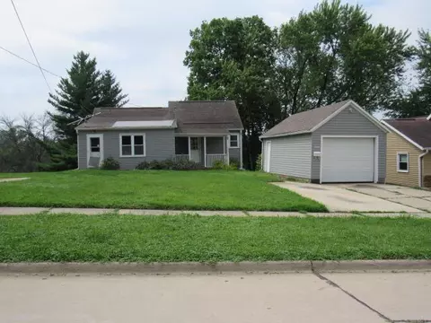 203 E 4th St, Anamosa, IA 52205