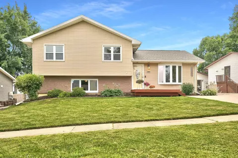 3945 Valdez Dr, Waterloo, IA 50701