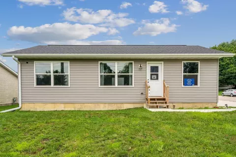 615 5th St NE, Independence, IA 50644