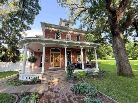 812 Maple Ave, Decorah, IA 52101 photo 2