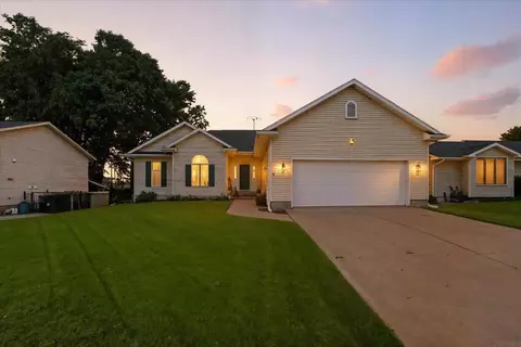 1023 Barnett Dr, Cedar Falls, IA 50613