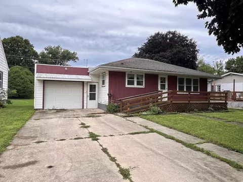 615 Center St, Reinbeck, IA 50669