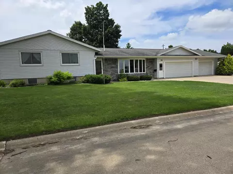 506 8th St E, Cresco, IA 52136
