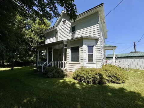 1096 Elon Dr, Waukon, IA 52172