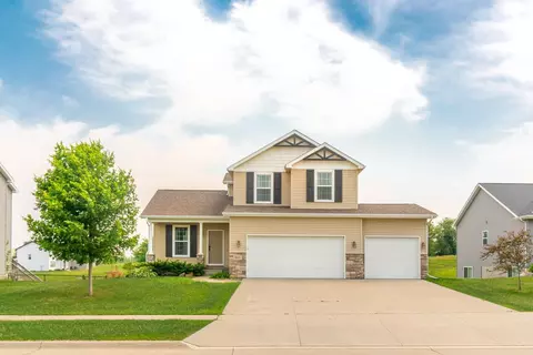 3015 Timber Cove Dr, Cedar Falls, IA 50613