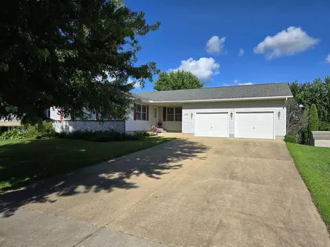 737 E 6th St #NELSON, Cresco, IA 52136