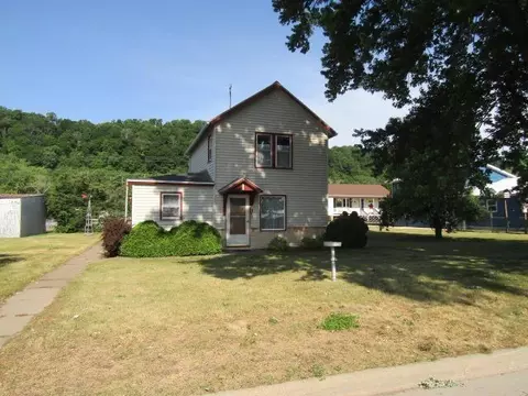 910 N 4th St, Guttenberg, IA 52052