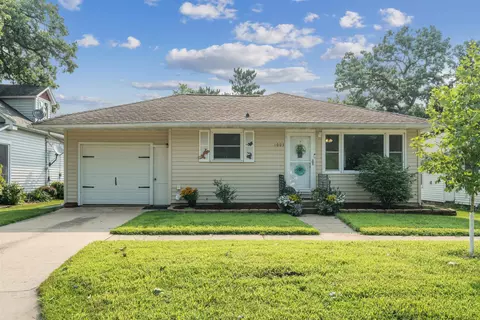 1003 New St, Manchester, IA 52057