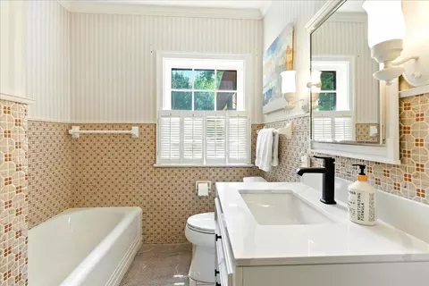 Bath - 141 Pershing Rd, Waterloo, IA 50701 photo 1 of 3