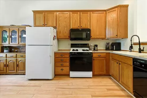 Kitchen - 3632 Pheasant Ln, Waterloo, IA 50701 photo 2 of 3