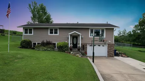 117 Sunset St, Elgin, IA 52141