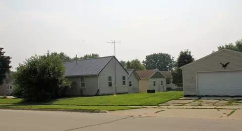 170 Eagle St, Denver, IA 50622 photo 2