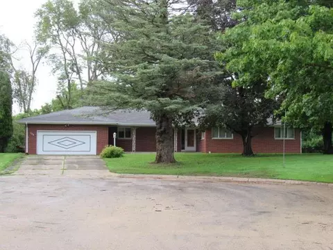 135 Crescent Ct, Monticello, IA 52310