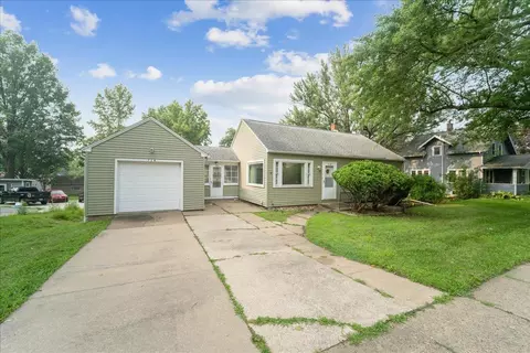 716 W 18 St, Cedar Falls, IA 50613