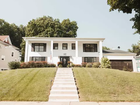 707 N 1st St, Elkader, IA 52043