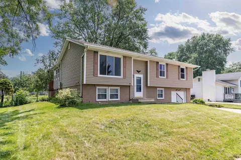811 Lilac Ln, Cedar Falls, IA 50613