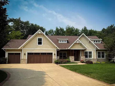 1230 Lakeview Dr, Cedar Falls, IA 50613