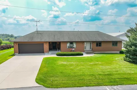 1625 Hickory Hill Rd, Decorah, IA 52101